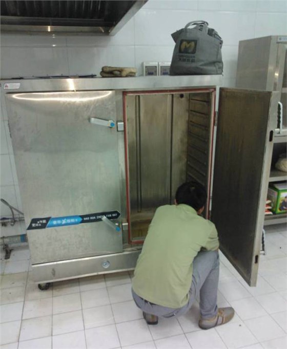 維修師傅現(xiàn)場(chǎng)檢測(cè)商用冷柜 維修師傅現(xiàn)場(chǎng)檢測(cè)商用冷柜