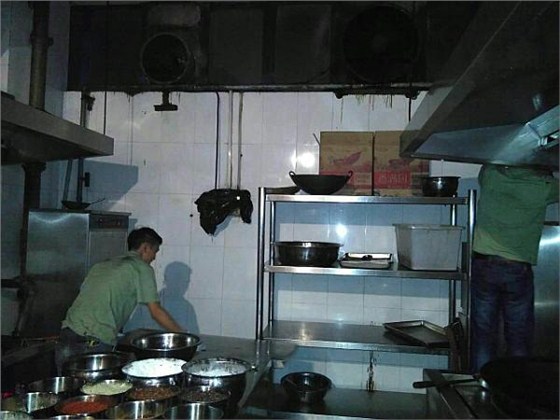 對廚房操作臺進行清理 對廚房操作臺進行清理