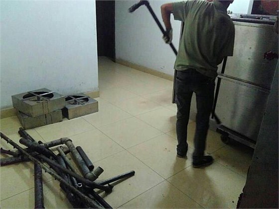 工人師傅正在整理損壞的配件 工人師傅正在整理損壞的配件