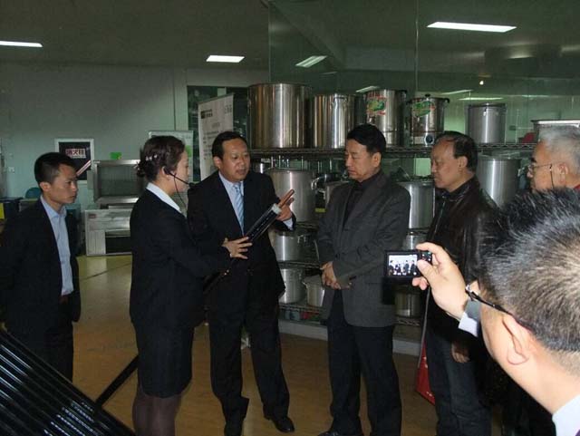 陳總現(xiàn)場(chǎng)講解產(chǎn)品 陳總現(xiàn)場(chǎng)講解產(chǎn)品