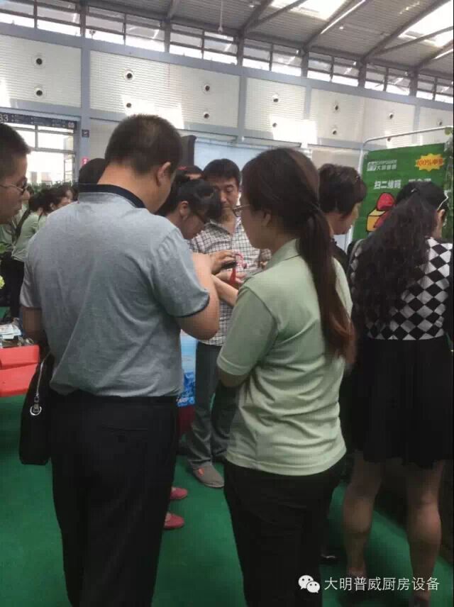 客戶參與現場微信抽獎活動 客戶參與現場微信抽獎活動